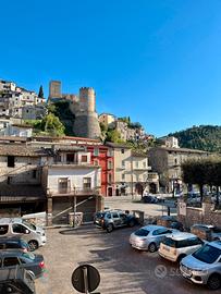 Casa con vista su castello medievale
