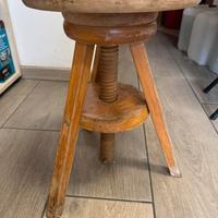 Sgabello in legno a vite
