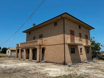 Villa 3 Piani con Vasta Corte e Dependance