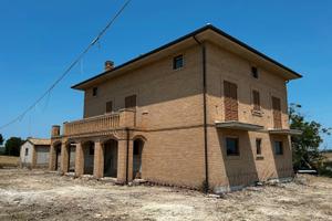 Villa 3 Piani con Vasta Corte e Dependance