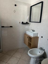 Mobiletto bagno con lavello d’appoggio