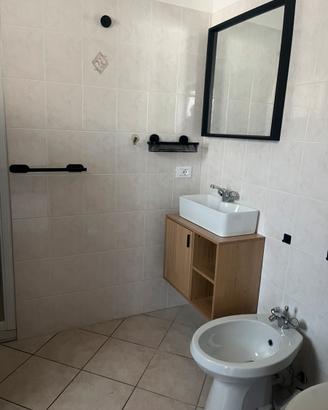 Mobiletto bagno con lavello d’appoggio