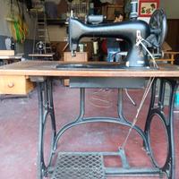 Macchina da cucire da collezione modello Adler