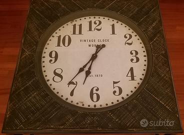 Tavolino stile industrial con orologio vintage 