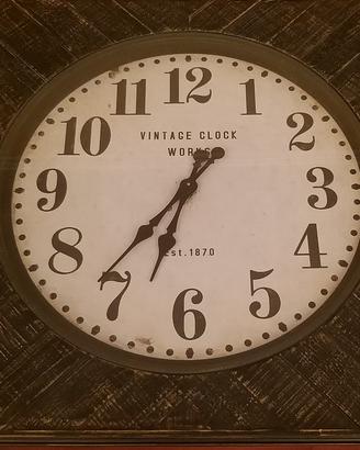 Tavolino stile industrial con orologio vintage 