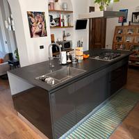 Cucina ad isola completa di elettrodomestici