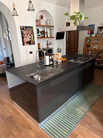 Cucina ad isola completa di elettrodomestici