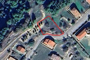 Cedo lotto 300mq libero su 4 lati