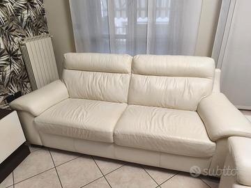 2 divani pelle uno 3 posti l'altro 2 volte crema 