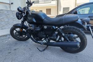 Moto Guzzi V7 stone nera