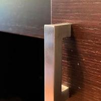 Credenza in legno scuro con ante scorrevoli