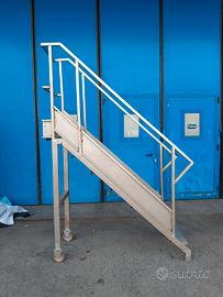 Scala industriale a palchetto fissa con ruote