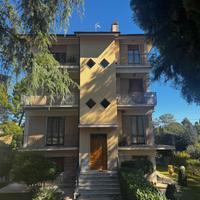 Appartamento con garage e corte, zona Paradiso