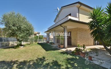 CASA INDIPENDENTE, GIARDINO, GARAGE E VISTA MARE