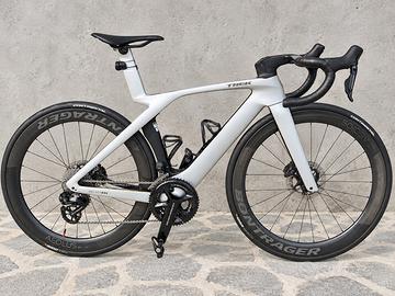 TREK MADONE SLR 9 GEN 7 - DURA ACE Di2 - AEOLUS 52
