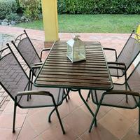 Tavolo da giardino con sedie