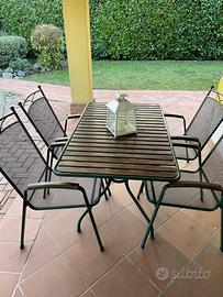 Tavolo da giardino con sedie
