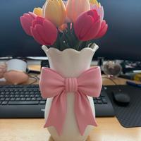 Vaso con tulipani decorativi