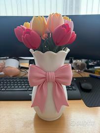 Vaso con tulipani decorativi