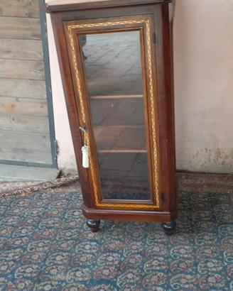 vetrina filettata lavorata a gommalacca 