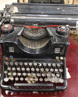 Macchina da scrivere Olivetti M40 nera
