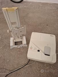 Proiettore NEC bianco con supporto regolabile.