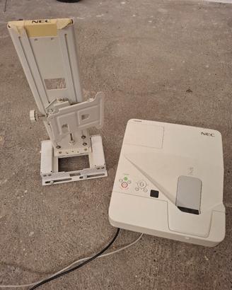 Proiettore NEC bianco con supporto regolabile.
