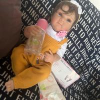 Bambola realistica in vinile