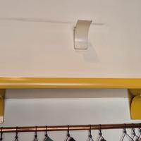 Coppia di mensole in legno complete di staffe