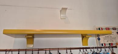 Coppia di mensole in legno complete di staffe