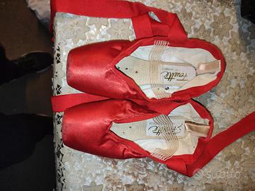 Danza punte di colore rosso