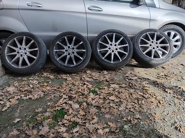 Cerchi con pneumatici mercedes