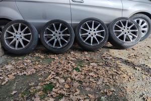 Cerchi con pneumatici mercedes