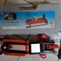 Cric sollevatore per auto
