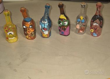 Bottiglie da collezione giocattolo.