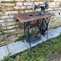 macchina da cucire Singer con mobiletto 