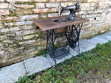 macchina da cucire Singer con mobiletto 