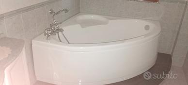 vasca da bagno con rubinetteria annessa