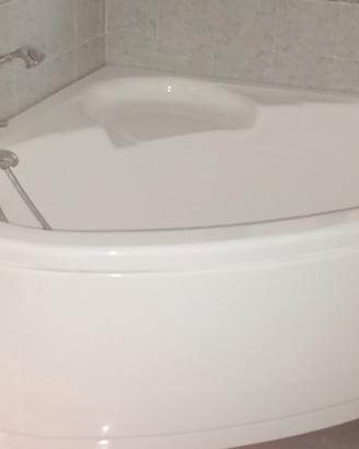 vasca da bagno con rubinetteria annessa