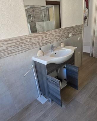 Mobile bagno con specchio.