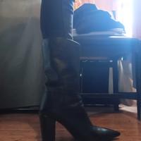 Stivaletti in pelle nera con tacco alto