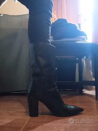 Stivaletti in pelle nera con tacco alto