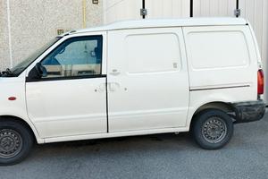 Nissan Vanette >Cargo  2300 D del 1999