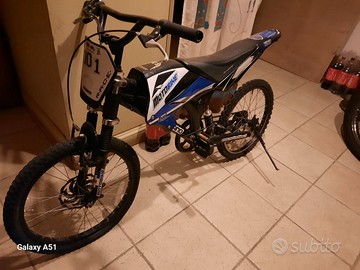 Bicicletta tipo motocross