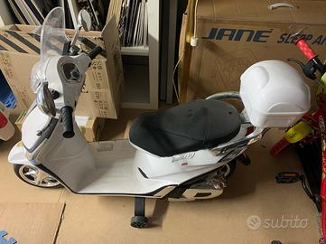 Scooter Elettrico per Bambini 12V con Licenza Piag