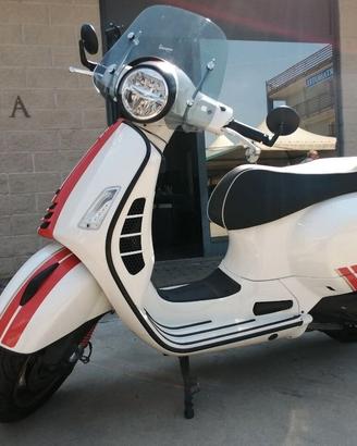 Piaggio Vespa 300 GTS hpe SUPER RACING SIXTIES
