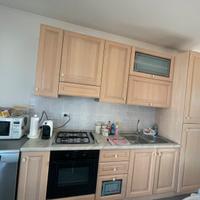 Cucina con forno, frigorifero e congelatore