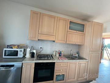 Cucina con forno, frigorifero e congelatore