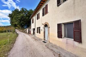 CASA SEMINDIPENDENTE A NOCERA UMBRA