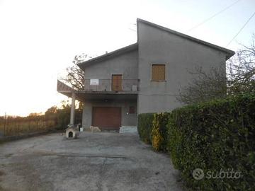 Casa indipendente di 300 m² con più di 5 locali e 